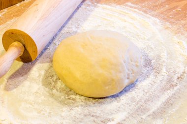 Ahşap tahta üzerinde pierogi için çiğ hamur.