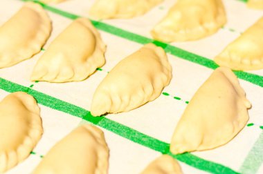 Soğan, kuark ve patates çiğ köfte bilir Polonya'da Rus köfte (Lehçe: Pierogi ruskie).