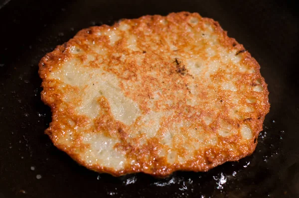 Frying potato pancakes, latkes or boxties. — Stock Photo, Image