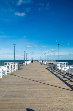 Kimliği belirsiz kişi ile Baltık Denizi üzerinde Gdansk Brzezno içinde Pier.