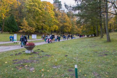 Gdansk, Polonya - 31 Ekim 2017: Gdansk Srebrzysko Azizler günü önce mezarlığa tanımsız insanlar.