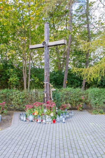 Katholisches Kreuz auf dem Friedhof in pruszcz gdanski. — Stockfoto