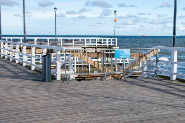 Parte cerrada del muelle en Gdansk Brzezno en el Mar Báltico después de orkan Grzegorz en 2017 . — Foto de Stock