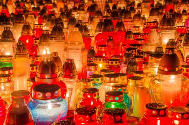 Bir sürü mezarlık mumlar.