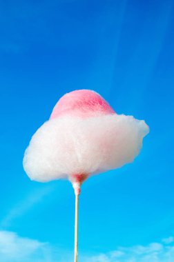 Mavi gökyüzü üzerinde kırmızı ve Beyaz pamuk şeker.