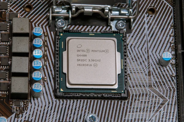 Primo piano per Intel Pentium G4400 sulla scheda madre del PC . — Foto Stock