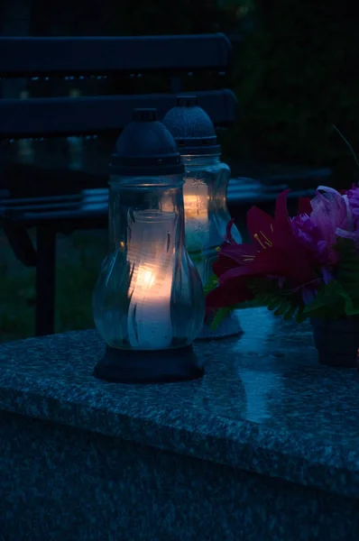 一支蜡烛在公墓. — 图库照片