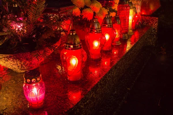 Cementerio rojo velas en la lápida por la noche . — Foto de Stock