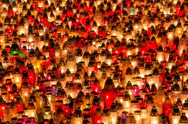Un montón de velas de cementerio como fondo . — Foto de Stock