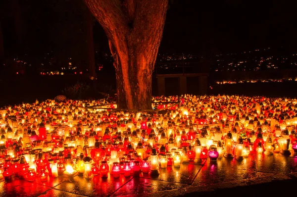 Friedhofskerzen auf dem polnischen Friedhof zu Allerheiligen in der Nacht. — Stockfoto