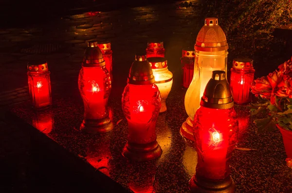 Velas de cementerio en el cementerio polaco durante el día de Todos los Santos por la noche . — Foto de Stock