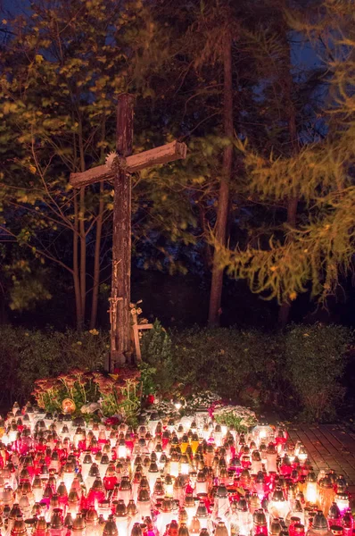Kreuz mit Kerzen auf polnischem Friedhof den ganzen Tag über. — Stockfoto
