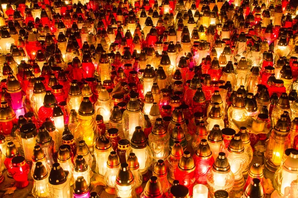 Un montón de velas de cementerio como fondo . — Foto de Stock