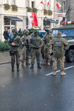 Lehçe askeri polis Grup Ulusal Bağımsızlık günü Polonya Gdansk kutluyor. 99 bağımsızlık yıldönümünü kutluyor.