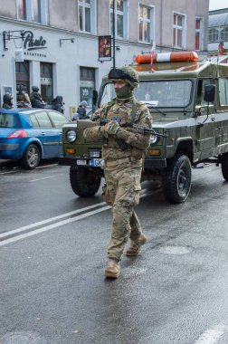 Ulusal Bağımsızlık günü Polonya Gdansk adlı askeri Üniformalı erkeklere. 99 bağımsızlık yıldönümünü kutluyor.