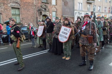 Grup, Ulusal Bağımsızlık günü Polonya Gdansk üniformalı insan. 99 bağımsızlık yıldönümünü kutluyor.