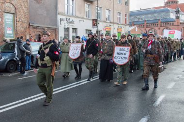 Grup, Ulusal Bağımsızlık günü Polonya Gdansk üniformalı insan. 99 bağımsızlık yıldönümünü kutluyor.