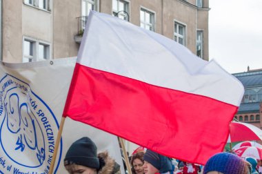 Polonya kırmızı ve beyaz bayrak, Ulusal Bağımsızlık günü Polonya Gdansk kalabalıkta. 99 bağımsızlık yıldönümünü kutluyor.