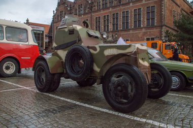 Yeşil tarihsel zırhlı araç, Ulusal Bağımsızlık günü Polonya Gdansk. 99 bağımsızlık yıldönümünü kutluyor.