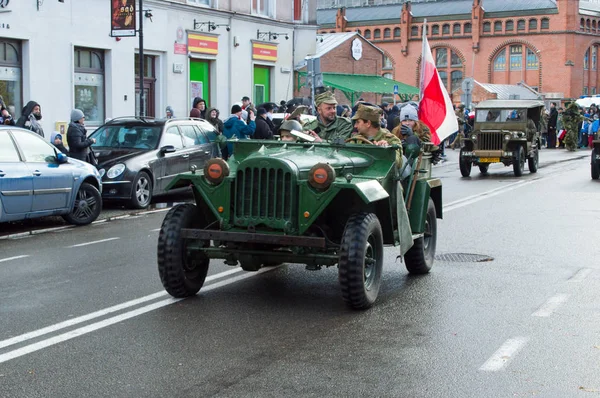 Historycznych samochodów w Narodowe Święto Niepodległości w Gdańsku w Polsce. Świętuje 99-rocznicy niepodległości. — Zdjęcie stockowe