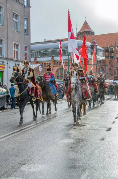 Personnes à cheval avec des participants uniformes historiques célébrant la fête nationale de l'indépendance à Gdansk en Pologne. Célébre le 99e anniversaire de l'indépendance . — Photo
