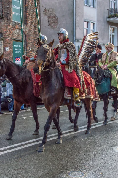 Pessoas em cavalos com participantes uniformes históricos celebrando o Dia da Independência Nacional em Gdansk, na Polônia. Celebra o 99o aniversário da independência . — Fotografia de Stock