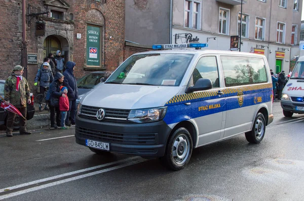 Coche de policía municipal en el Día Nacional de la Independencia en Gdansk en Polonia. Celebración del 99º aniversario de la independencia . — Foto de Stock