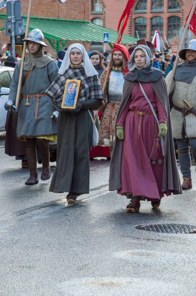 Les gens en robes historiques lors de la fête nationale de l'indépendance à Gdansk en Pologne. Célébre le 99e anniversaire de l'indépendance . — Photo