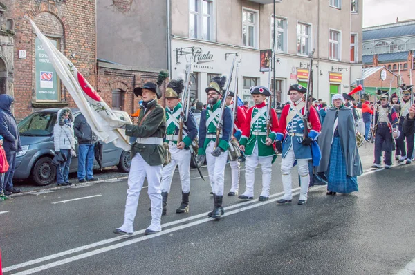 Soldados em uniformes históricos marchando no Dia da Independência Nacional em Gdansk, na Polônia. Celebra o 99o aniversário da independência . — Fotografia de Stock