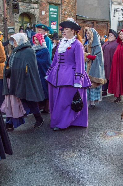 Les gens en robes historiques lors de la fête nationale de l'indépendance à Gdansk en Pologne. Célébre le 99e anniversaire de l'indépendance . — Photo