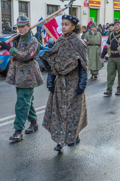 Dwóch osób w mundurach w Narodowe Święto Niepodległości w Gdańsku w Polsce. Świętuje 99-rocznicy niepodległości. — Zdjęcie stockowe