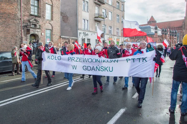 Leden van Polskie Towarzystwo Turystyczno-Krajoznawcze, Pttk (Pools toeristische en Sightseeing samenleving) op de dag van de onafhankelijkheid van de nationale ter Gdansk ter Polen. — Stockfoto