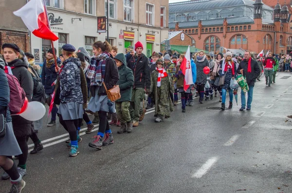 La multitud en el Día Nacional de la Independencia en Gdansk en Polonia. Celebración del 99º aniversario de la independencia . — Foto de Stock
