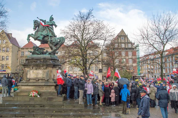 Multitud cerca de Jan III Sobieski Monumento en el Día Nacional de la Independencia en Gdansk en Polonia. Celebración del 99º aniversario de la independencia . — Foto de Stock