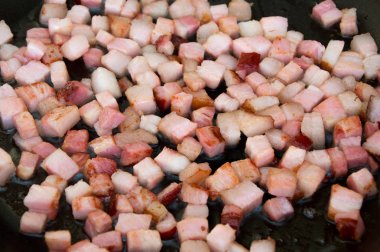 Kıyılmış pastırma kızartma.