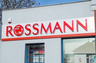 Rossmann logo ve kozmetik mağazasında işareti.