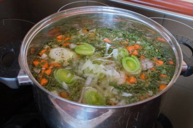 Vegeteble çorba pişirme.