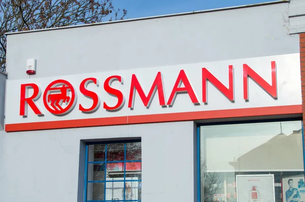Logo y signo de Rossmann en la tienda de cosméticos . — Foto de Stock