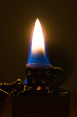 Karanlıkta daha hafif ateş.