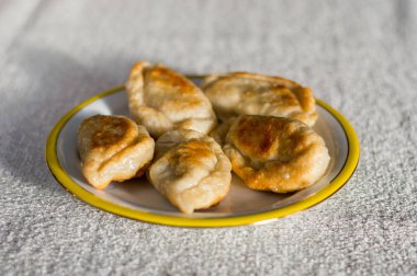 Lehçe kızarmış köfte beyaz plaka üzerinde.