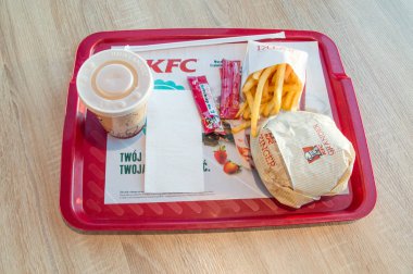 Gdansk, Polonya - 2 Aralık 2017: Görkemli Burger yemek içecek ve Kfc (Kentucky Fried Chicken) Restoran, patates kızartması ile.