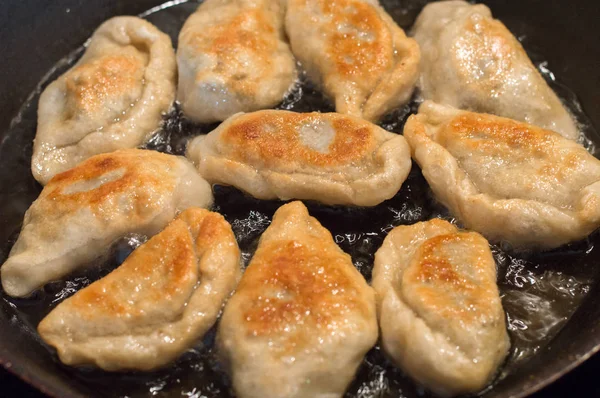 Pools Huisgemaakte Gefrituurde Dumplings Bekend Als Pierogi Zwarte Pan Bakken — Stockfoto