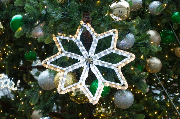 Beleuchtete Schneeflockendekoration Weihnachtsbaum — Stockfoto