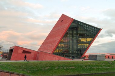 Gdansk, Polonya - 12 Aralık 2017: Bina müze İkinci Dünya Savaşı sırasında günbatımı.