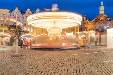 Eski kasaba Gdansk iplik atlıkarınca üstünde Noel Fuarı.