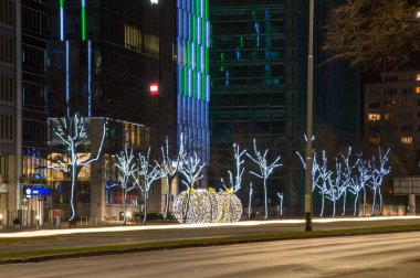 Gece Olivia iş merkezi yanındaki Noel süsleri.