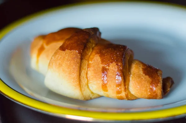 Croissant Caseiro Placa Branca — Fotografia de Stock