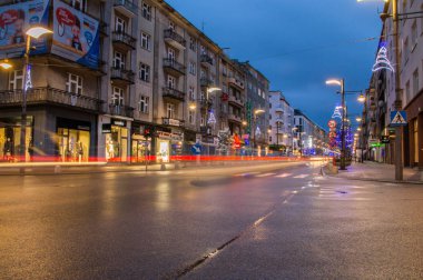 Gdynia, Polonya - 25 Aralık 2017: Swietojanska sokak gece Noel zamanı sırasında.