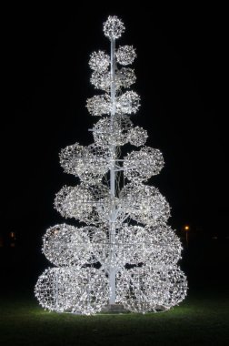 Topları Noel süslemeleri geceleri aydınlatmak..