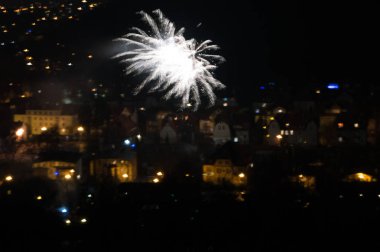 Blured yeni yıl arifesinde havai fişek.